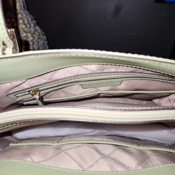 MICHEAL KORS LARGE TOTE - Picture 5 of 8